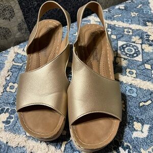 Henry Ferrera women’s gold sandals wedges 8.5